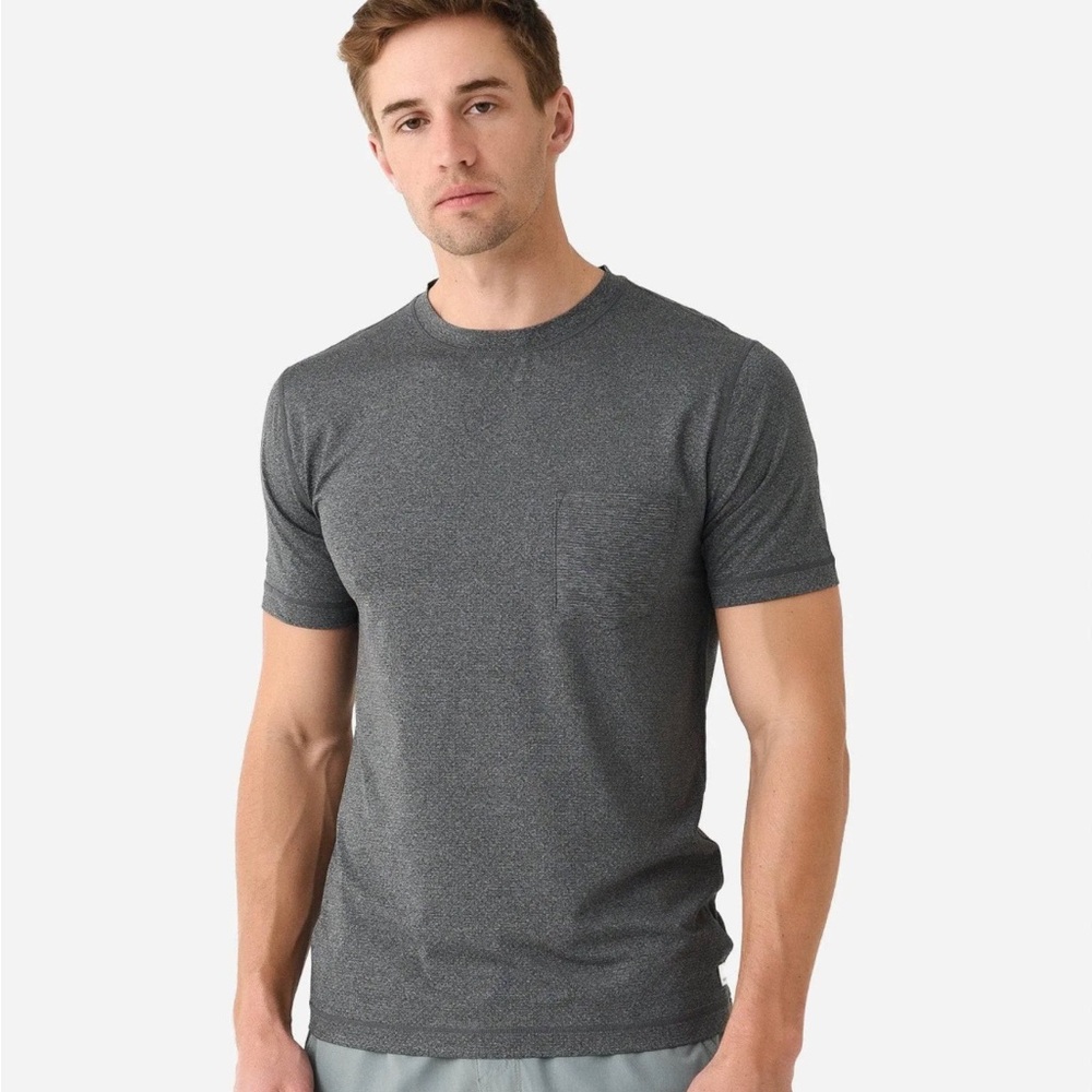 Vuori Tradewind Shirt Gray Performance Short Sleeve Stretch Gym Run Man’s Sz M